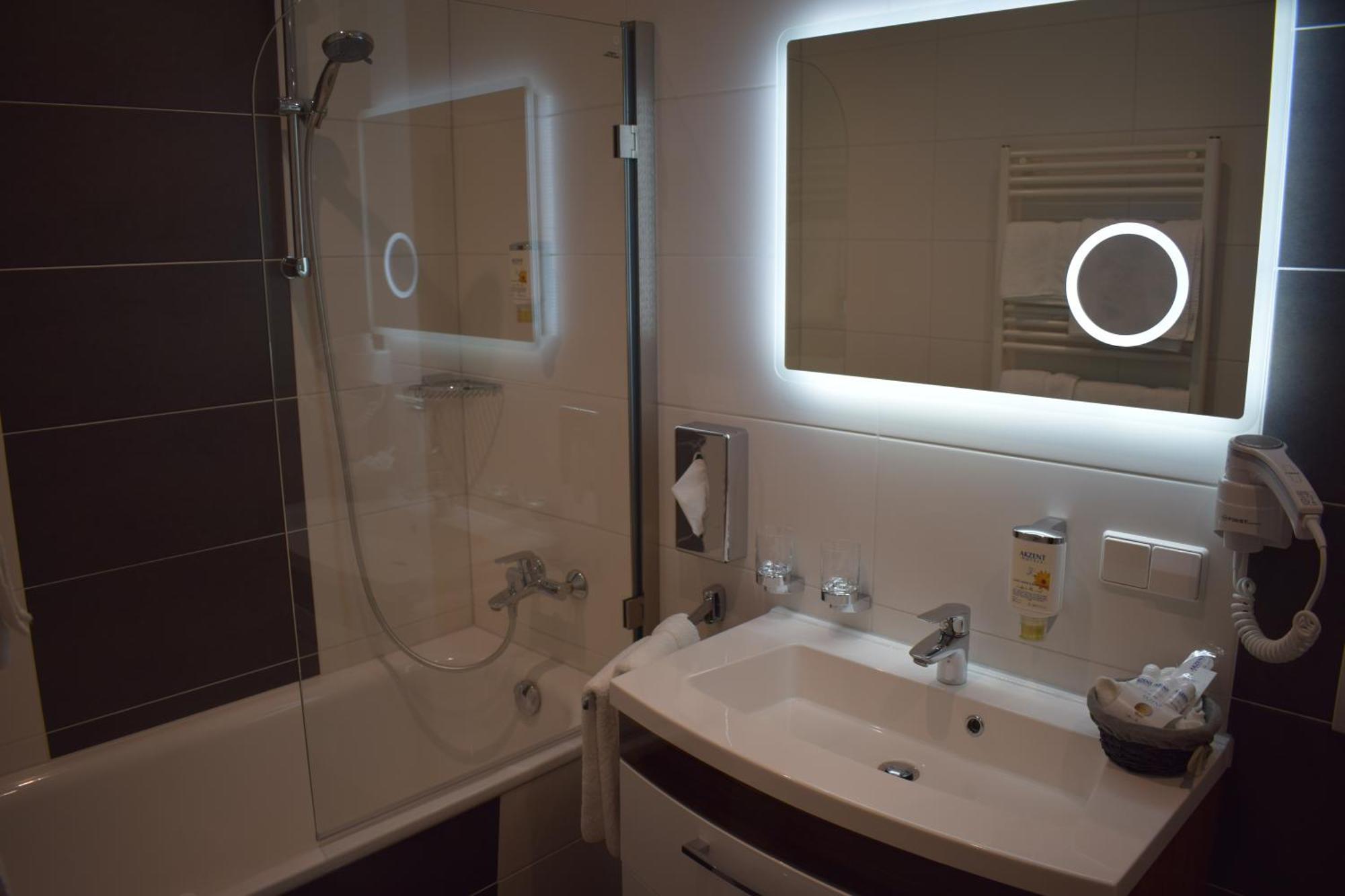 Akzent Hotel Goldner Hirsch كامينز المظهر الخارجي الصورة