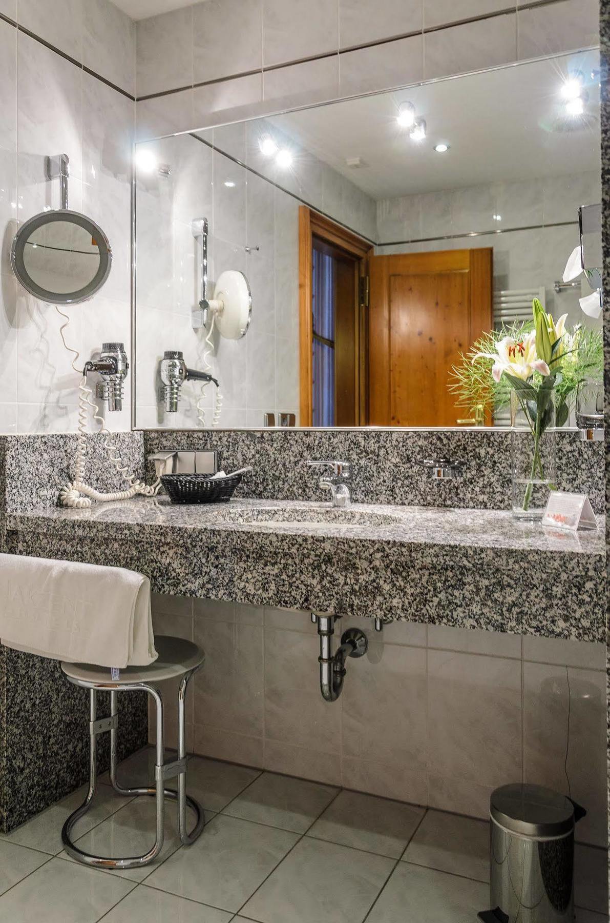 Akzent Hotel Goldner Hirsch كامينز المظهر الخارجي الصورة